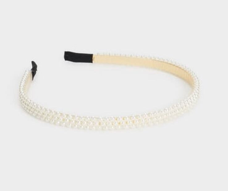 Alerta tendencia: Las diademas con perlas son el accesorio más girly del otoño