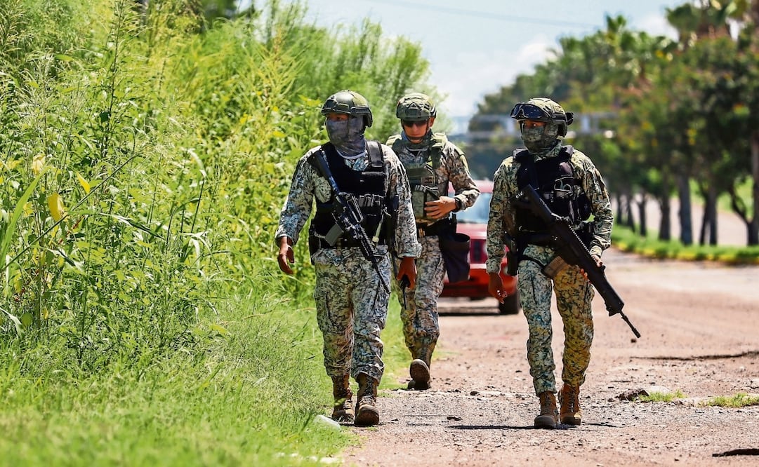 Militares realizaron recorridos por Culiacán, ante reportes de hombres armados; por la noche se informó de un enfrentamiento en Los Arrayales. Foto: Iván Medina/ 24MM