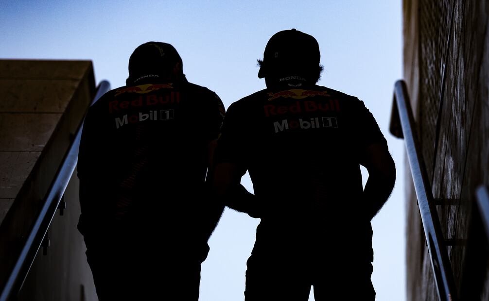Checo Pérez y Max Verstappen, previo a la carrera del Gran Premio de Qatar - Foto: EFE