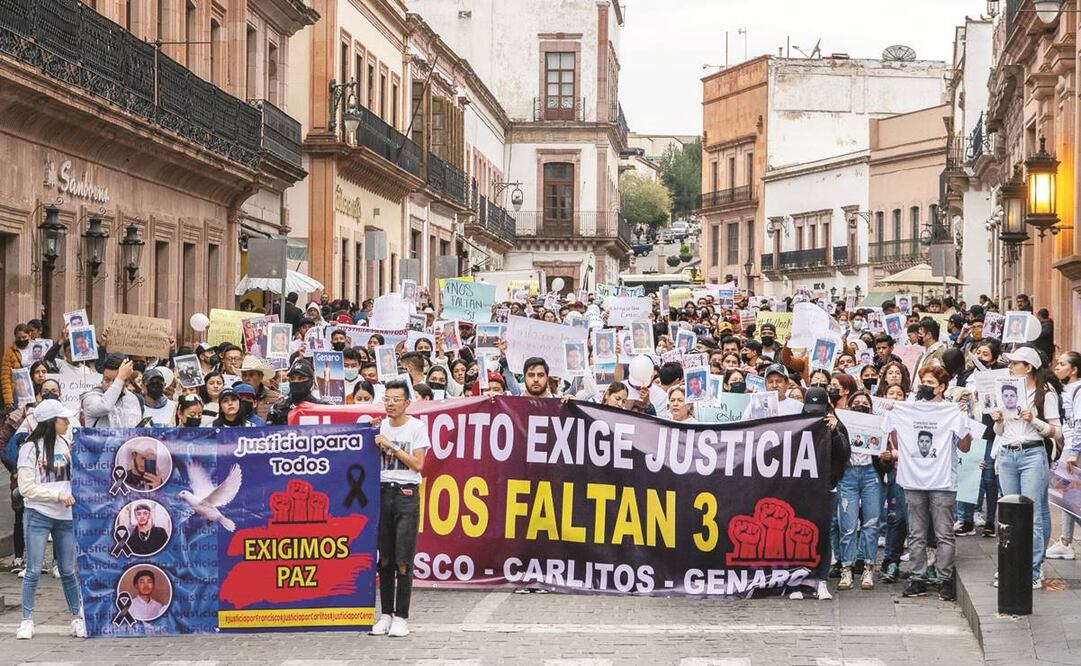 Amigos y parientes de las víctimas realizaron ayer una marcha en Zacatecas para pedir que se esclarezca el triple homocidio. Foto: Diana Valdez/ EL UNIVERSAL