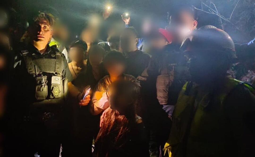 Foto: Especial/ Elementos del Escuadrón de Rescate y Urgencias Médicas con los ocho niños extraviados