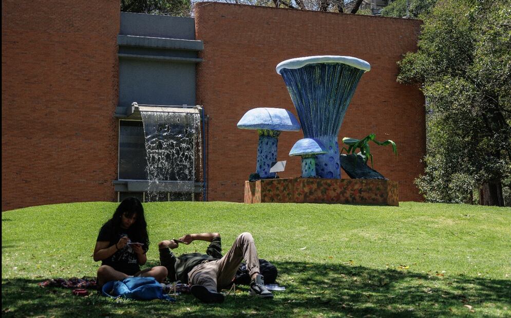 Visitantes observan uno de los seis hongos monumentales forman parte del festival Spora, que este año se realizará del 17 al 20 de abril en Chapultepec, el viernes 11 de abril de 2025. Foto: Yaretzy M. Osnaya/EL UNIVERSAL