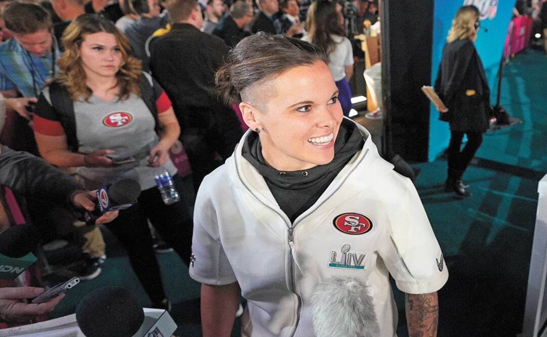 San Francisco 49ers assistant coach Katie Sowers speaks to reporters during Opening Night for the NFL Super Bowl 54 football game Monday, Jan. 27, 2020 - Photo: David J. Phillip/AP