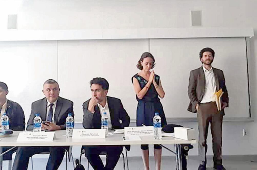 En el foro consultivo, Roberto Valdovinos (de pie) dijo a los migrantes mexicanos que el gobierno quiere crear mayor diálogo con esa comunidad. Foto: ESPECIAL