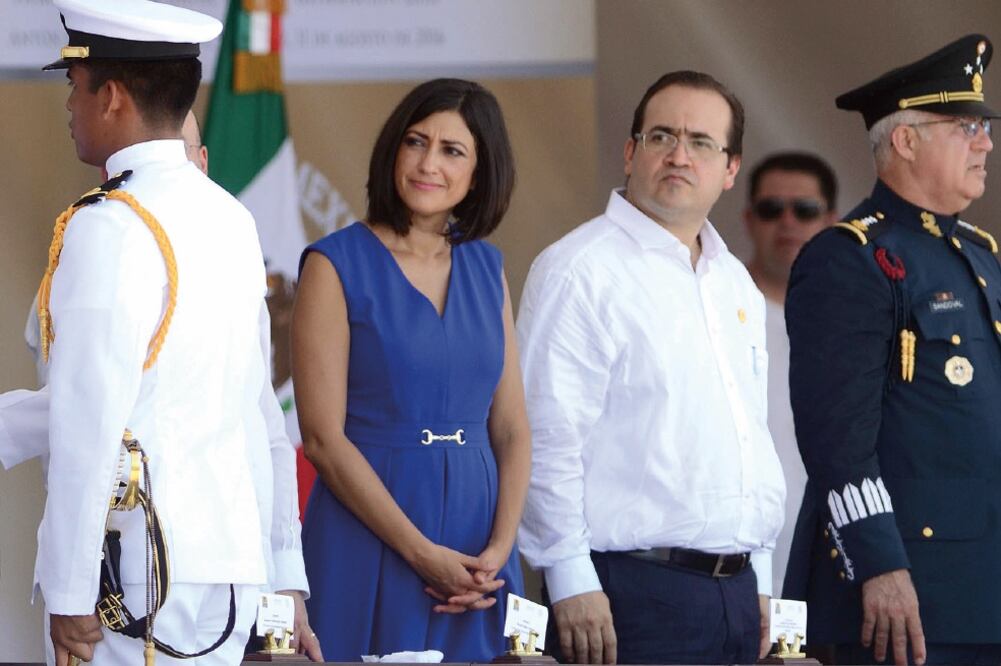 El gobernador de Veracruz, Javier Duarte de Ochoa, acompañó al presidente Enrique Peña Nieto en la ceremonia de graduación de 132 cadetes de la Heroica Escuela Naval Militar (PATRICIA MORALES. EL UNIVERSAL)
