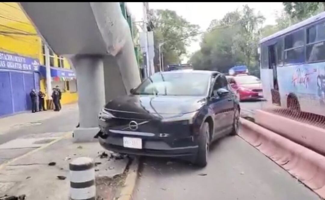 La mañana de este martes, el conductor de un automóvil negro perdió el control de su vehículo y terminó impactado contra las estructuras de un puente peatonal.
Foto: Especial.