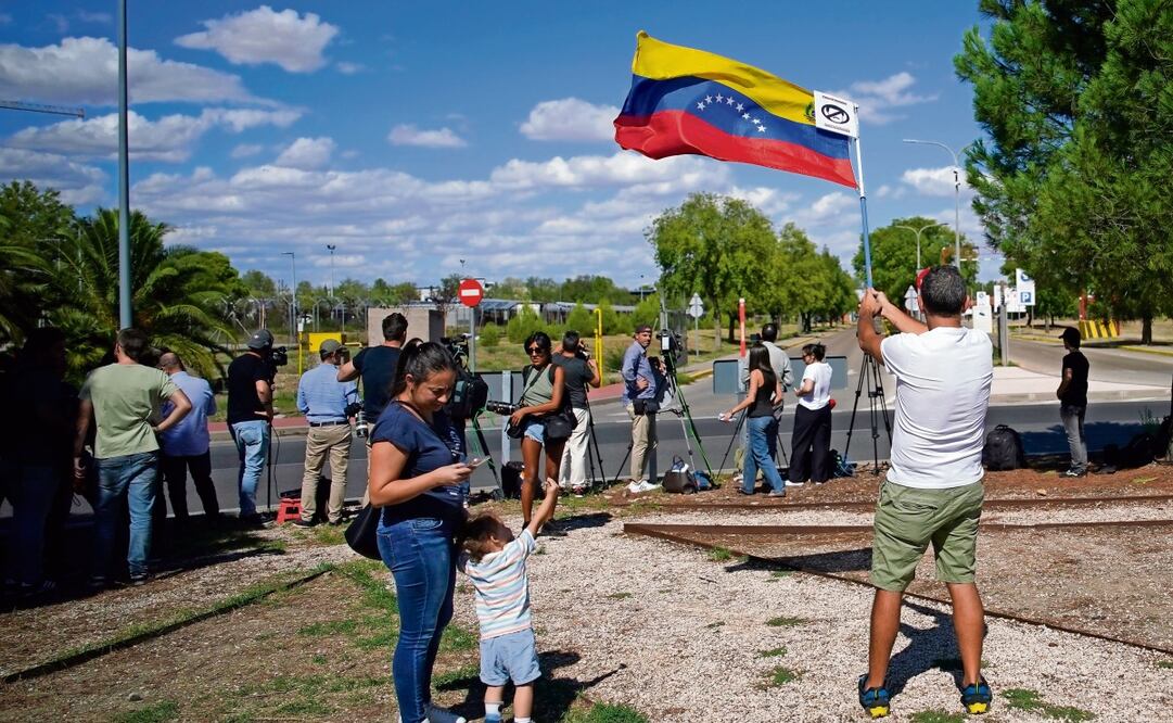 Simpatizantes de Edmundo González esperaban ayer su llegada, afuera de la Base Aérea de Torrejón de Ardoz, en Madrid. Foto: Andrea Comas / AP