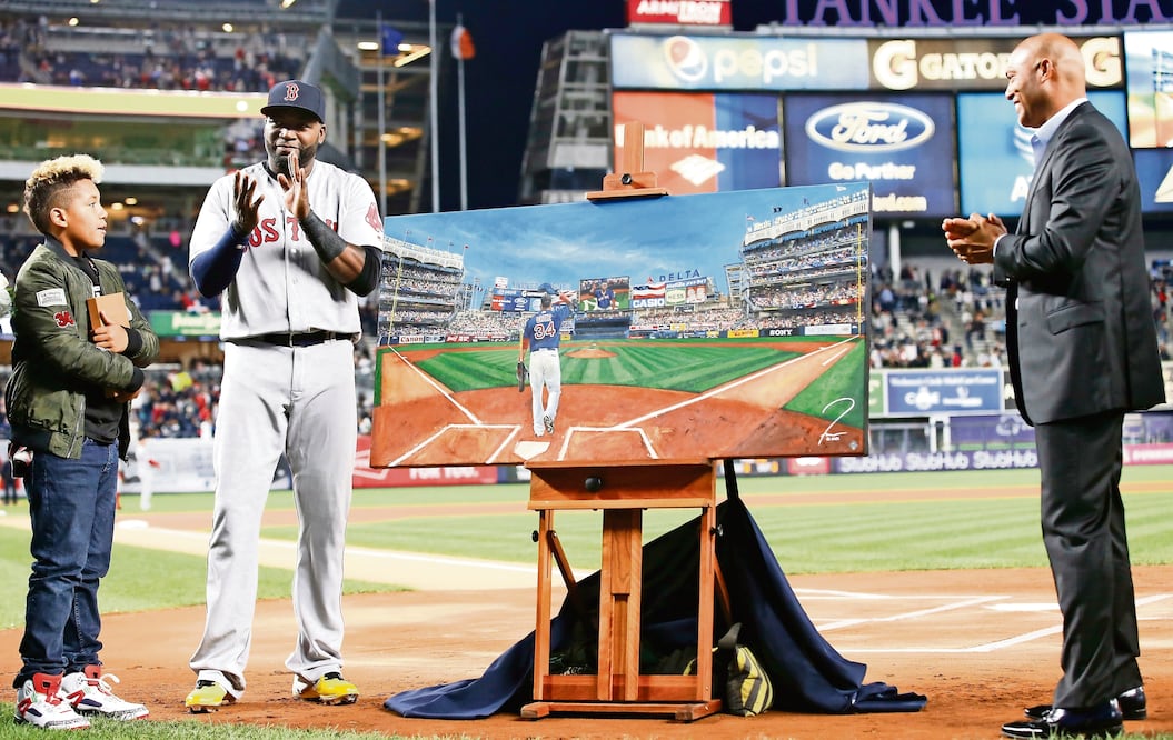 David Ortiz recibió un cuadro al óleo en donde de la afición neoyorquina brinda pleitesía al jonronero (KATHY WILLENS. AP)