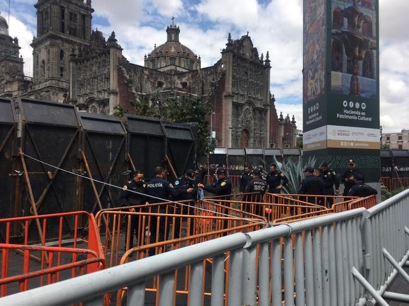 Con “abate fuegos” y vallas soldadas, así se protege Palacio Nacional ante marcha por Ayotzinapa