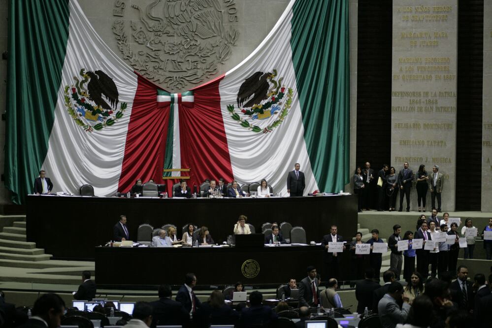 El despido de 15 mil 825 trabajadores de la administración pública en 2016 va a tener un costo de 2 mil 135 millones de pesos, de acuerdo con lo avalado por la Cámara de Diputados (ARCHIVO. EL UNIVERSAL)