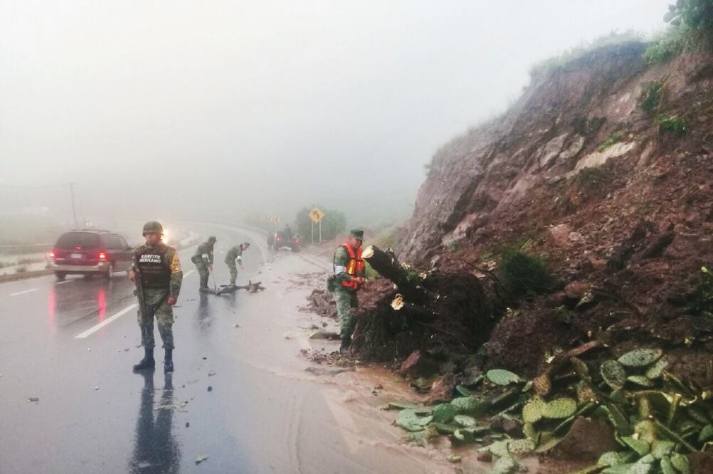 Las intensas lluvias en Zacatecas provocaron el desbordamiento de un río, desplome de techos en viviendas, deslaves de cerros y encharcamientos, por lo que el Ejército activó el Plan DN-III (SEDENA)