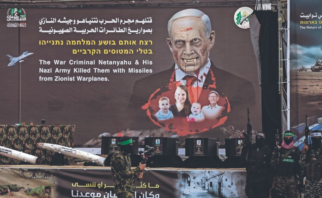 Los combatientes de Hamas, junto a los ataúdes de rehenes israelíes. Sobre el que se supone era de Shiri, Hamas escribió: “Fecha de arresto: 7/10/2023”, refiriéndose al día en que fue secuestrada. “¿Arrestada, por qué, por ser una madre judía?”, cuestionaron los israelíes.  Foto: de HAITHAM IMAD. EFE