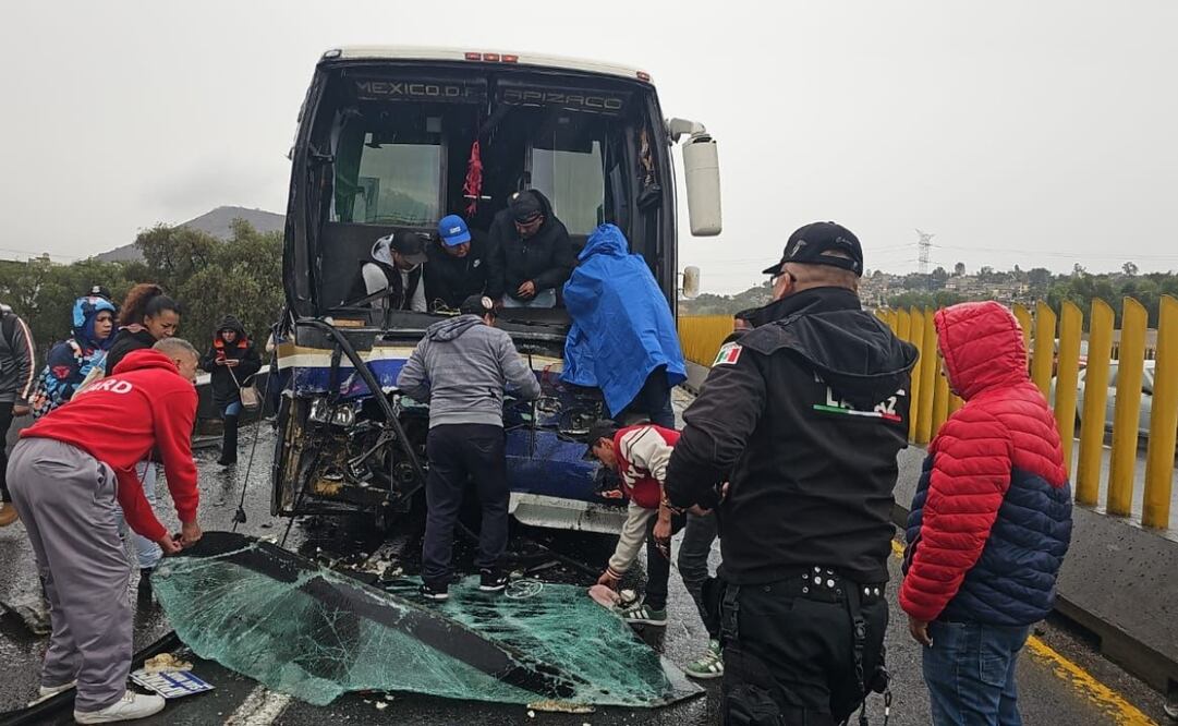 El incidente entre un autobús de pasajeros y un camión de transporte público se registró cerca del Puente de la Concordia, en los límites entre el Estado de México y la Ciudad de México. Foto: Especial