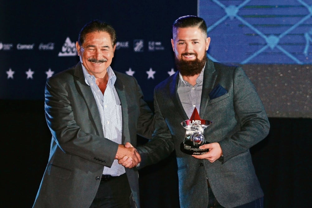 Raúl González, director del INDE Nuevo Leon premió a Josh Lowey (ALFREDO LÓPEZ. JAM MEDIA)