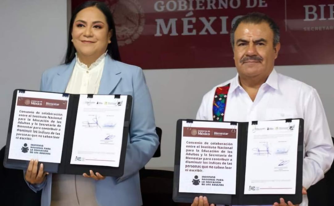 Secretaría de Bienestar. Ariadna Montiel y Jesús Valencia Guzmán, director del INEA firman convenio para la alfabetización de Adultos Mayores y Personas con Discapacidad. Foto: Especial