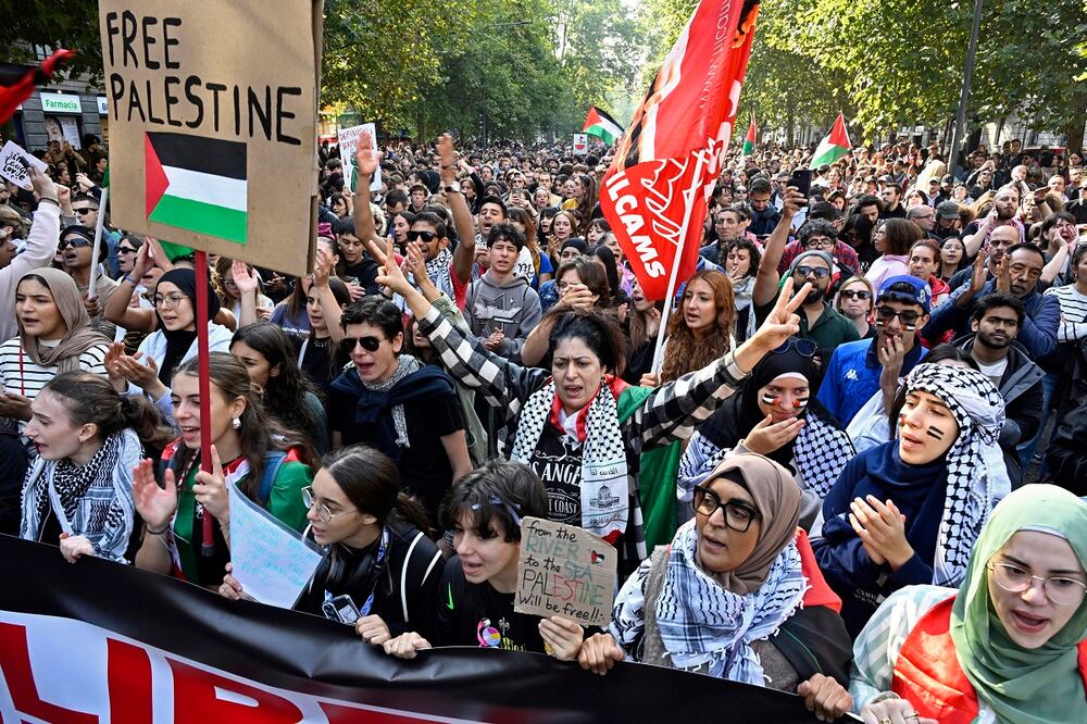 La gente se concentra en la circunvalación de Milán como parte de una huelga general nacional convocada por diferentes organizaciones para protestar contra la interceptación de la Flotilla Global Sumud (GSF) por parte de las fuerzas israelíes. Foto: EFE