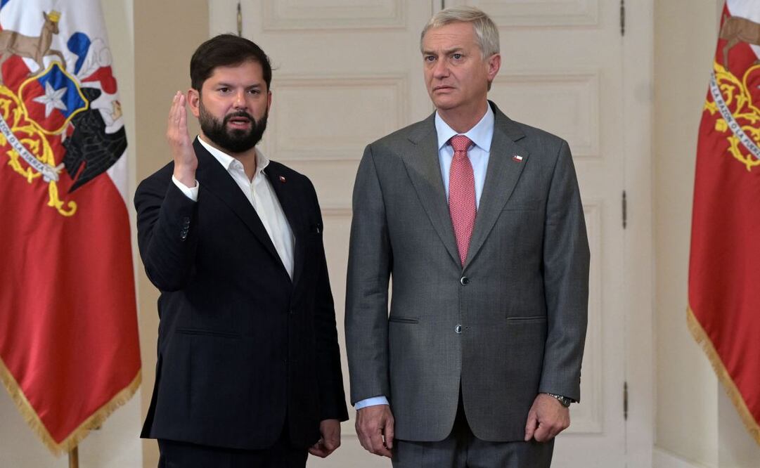 El presidente de Chile, Gabriel Boric (izq.), recibe al presidente electo, José Antonio Kast, en el Palacio de La Moneda, Santiago, el 15 de diciembre de 2025, al día siguiente de la segunda vuelta de las elecciones presidenciales. Chile eligió el domingo a su presidente más derechista en 35 años de democracia, con una contundente victoria del ultraconservador José Antonio Kast sobre su rival izquierdista en la segunda vuelta. Foto: AFP