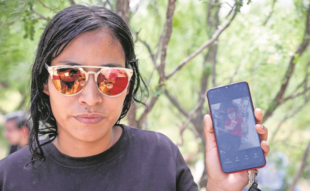 Mayra Tijerina espera que su hermano Hugo, de 29 años, salga con vida del pozo en las próximas horas. Montó un campamento para enterarse de los avances del rescate. 