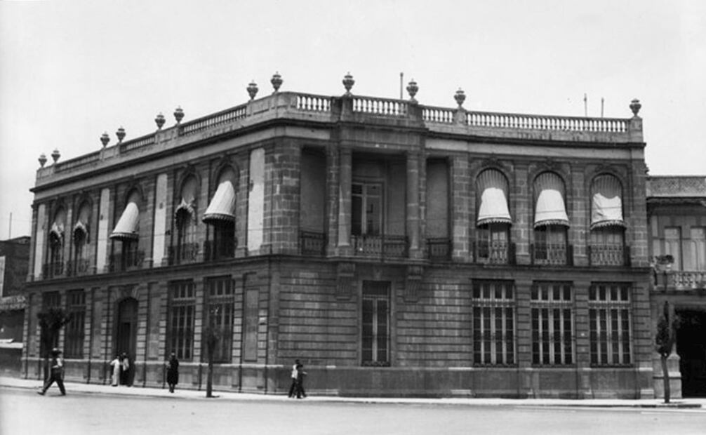 Palacio en la calle de Bucareli no. 85, lugar de las conferencias entre diplomáticos nacionales y estadounidenses. En la actualidad este edificio alberga a la Unidad General de Asuntos Jurídicos de la Secretaría de Gobernación. Foto: Mediateca INAH.