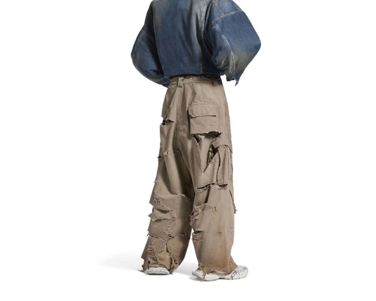 Este pantalón de Balenciaga se caracteriza por su textura rasgada y acabado deslavado artesanal. Foto: Balenciaga
