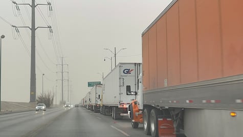 Continúan largas filas de vehículos de carga en Ciudad Juárez por actualización del sistema aduanal; tardan hasta 6 horas en cruzar