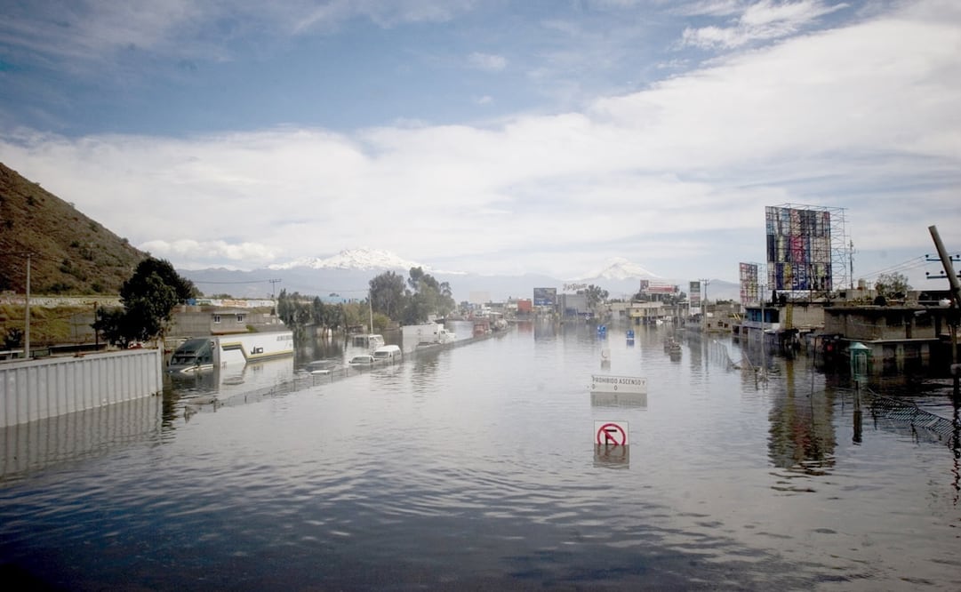 Autopista México-Puebla, en Valle de Chalco, luego de las inundaciones del 2010.  Foto: Fernando Ramírez/EL UNIVERSAL.