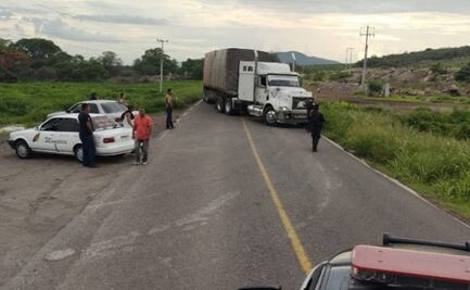 Reportan enfrentamientos, bloqueos y quema de vehículos en Buenavista, Michoacán