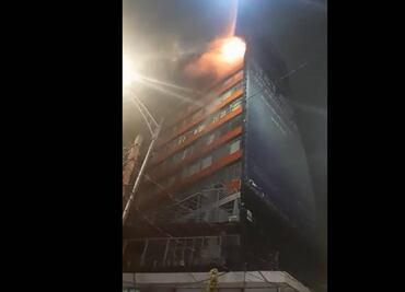 Apagan incendio en el emblemático edificio Canadá de la CDMX; evacuan a 150 personas