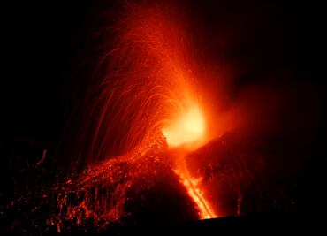 Etna, el volcán activo más alto de Europa, entra en erupción