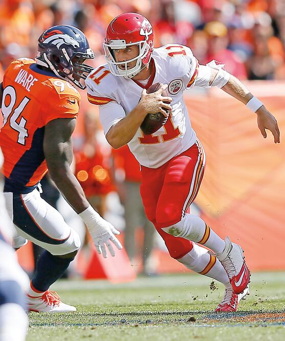 Alex Smith fue capturado 45 veces esta temporada; se cuidará de J.J. Watt (ARCHIVO. EL UNIVERSAL)