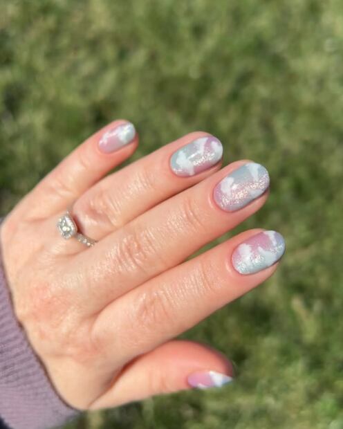 Velvet nails con una dosis de nubes. Foto: Especial. Instagram @mani.of.the.moment