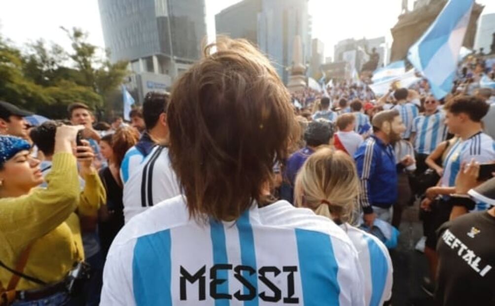 Argentinos festejan en el Ángel con todo y quinceañera