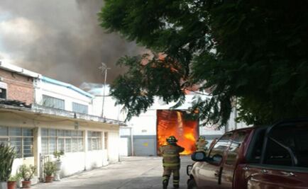 Temen que incendio en fábrica de vinos de Iztacalco se expanda a maquila de ropa