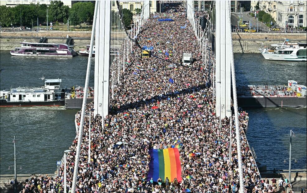 Miles de personas con una bandera del arcoíris participan durante el desfile del Orgullo en Budapest, el 28 de junio de 2025. El primer ministro húngaro anunció que la policía no dispersaría la marcha del Orgullo de Budapest del sábado a pesar de la prohibición, pero advirtió a los asistentes y organizadores sobre las consecuencias legales. Foto: AFP
