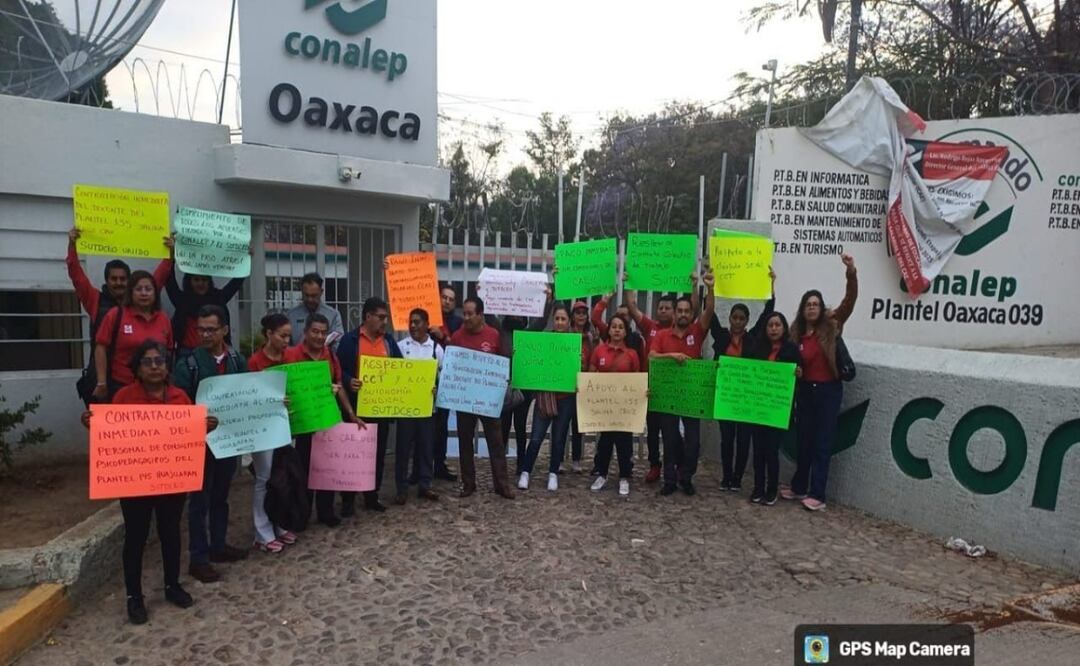Protestan trabajadores del Conalep en Oaxaca por falta de pago de prestaciones laborales. Foto: Especial