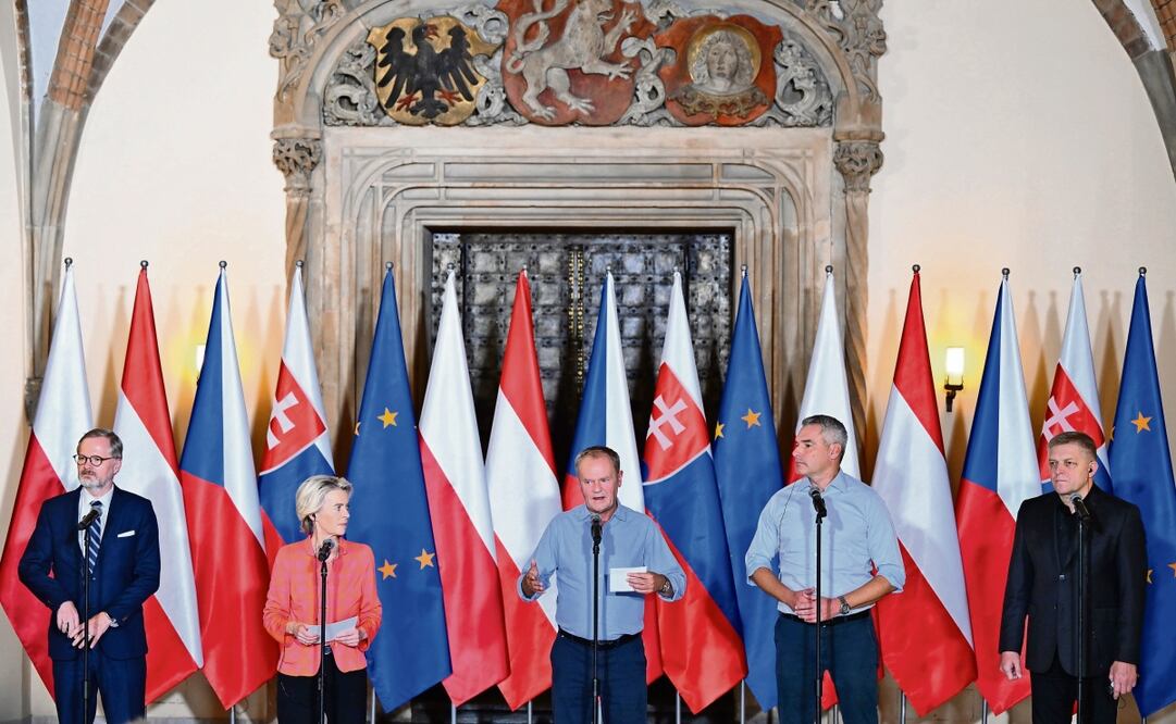 La presidenta de la Comisión Europea, Ursula von der Leyen (segunda de izq. a der.), con el primer ministro polaco, Donald Tusk (centro); el premier checo, Petr Fiala (izq.); el primer ministro eslovaco, Robert Fico (der.), y el canciller austriaco Karl Nehammer (segundo de der. a izq.) en una conferencia de prensa conjunta en Breslavia, Polonia. Foto: Maciej Kulczynski | EFE