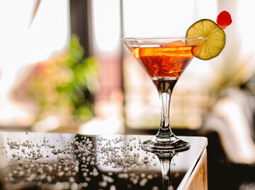 ¿Y si hoy te tomas un Manhattan? Conoce su historia
