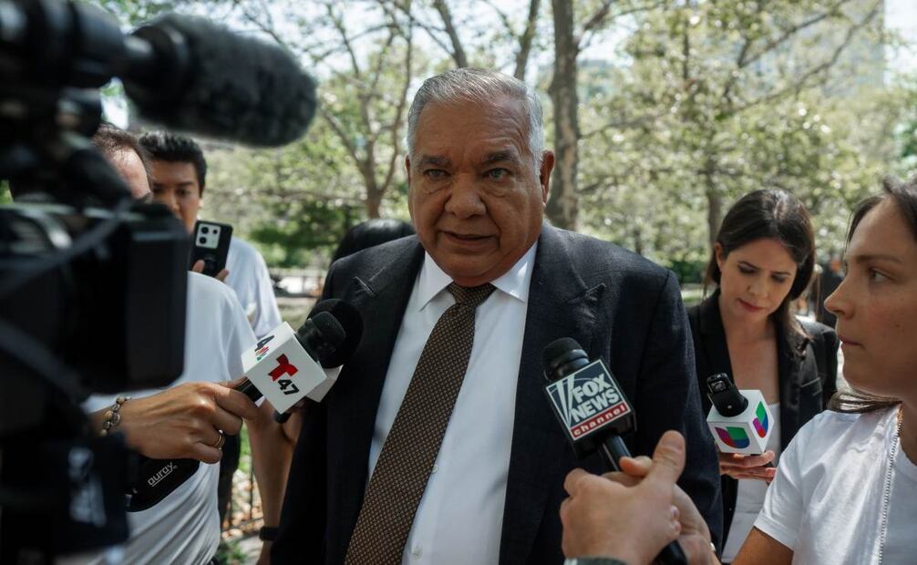 Frank A. Pérez, abogado de Ismael Zambada García, responde a las preguntas de los periodistas tras la audiencia de declaración de culpabilidad de su cliente, el fundador del cártel de Sinaloa, conocido como El Mayo, en el Tribunal de Distrito de los Estados Unidos para el Distrito Este de Nueva York, en Brooklyn, Nueva York, EE. UU., el 25 de agosto de 2025. García está acusado de dirigir una organización criminal, conspirar para cometer asesinatos y traficar cocaína, heroína y metanfetamina a través de la frontera con México. Foto: EFE