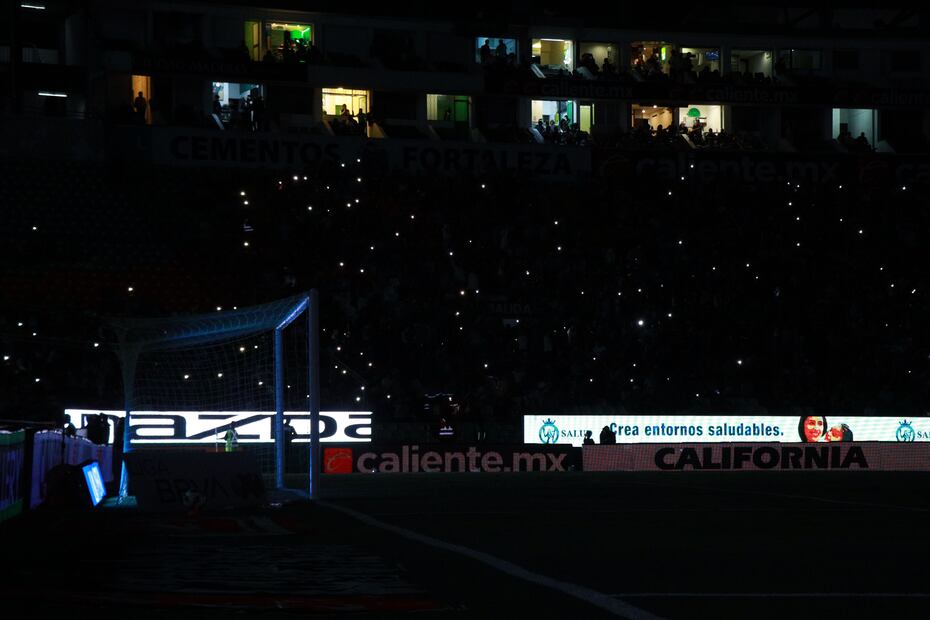 Apagón en el Estadio Nou Camp, durante el partido entre León y Mazatlán - Foto: Imago7