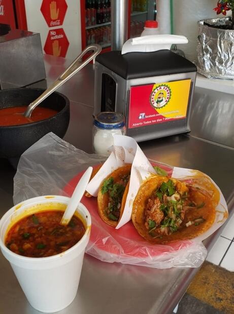 La birria estilo Tijuana se prueba en los "Tacos La Esquina"