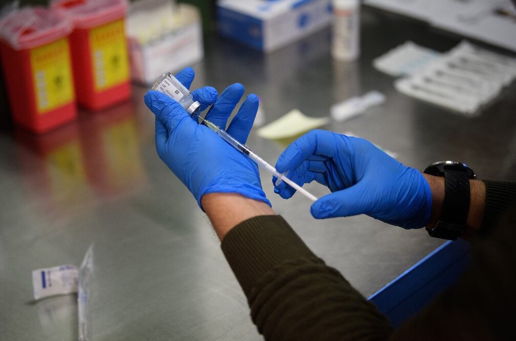 Dosis de uno de los antígenos contra el SARS-CoV-2. Foto: EFE / Philipp Gelland