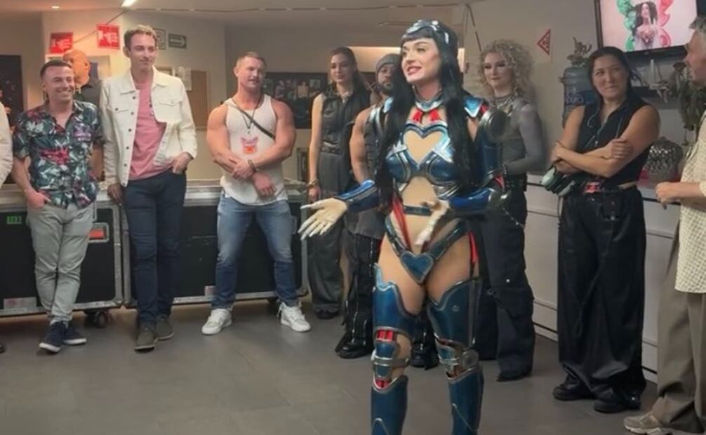 Antes de salir, la cantante hizo una oración con su equipo y agradeció la oportunidad de vivir y crear. Foto: Instagram.