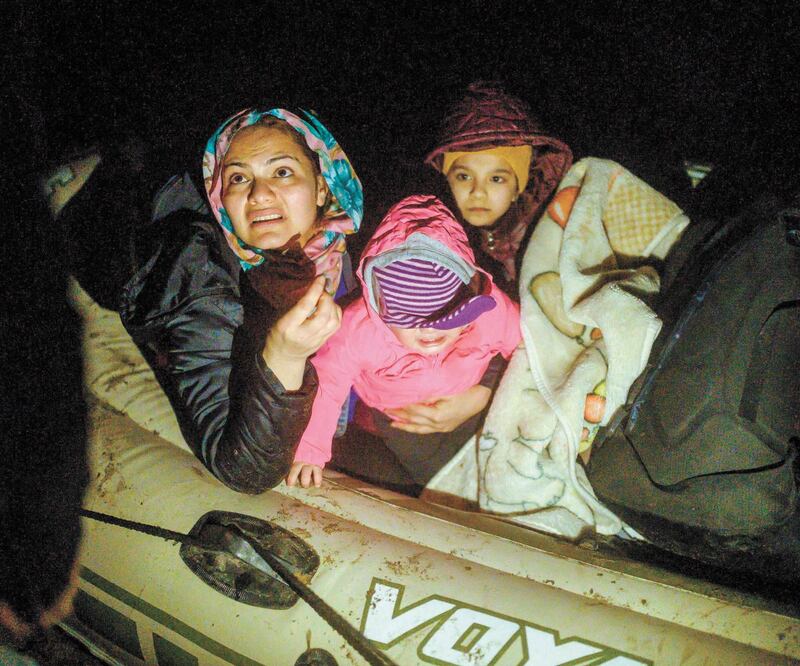 Una mujer y sus hijos intentaron entrar a Grecia desde Turquía, cruzando el río Maritsa. Centenares de migrantes provenientes de Turquía no pudieron arribar a Grecia por el puesto fronterizo de Kastanies. Foto: BULENT KILIC. AFP
