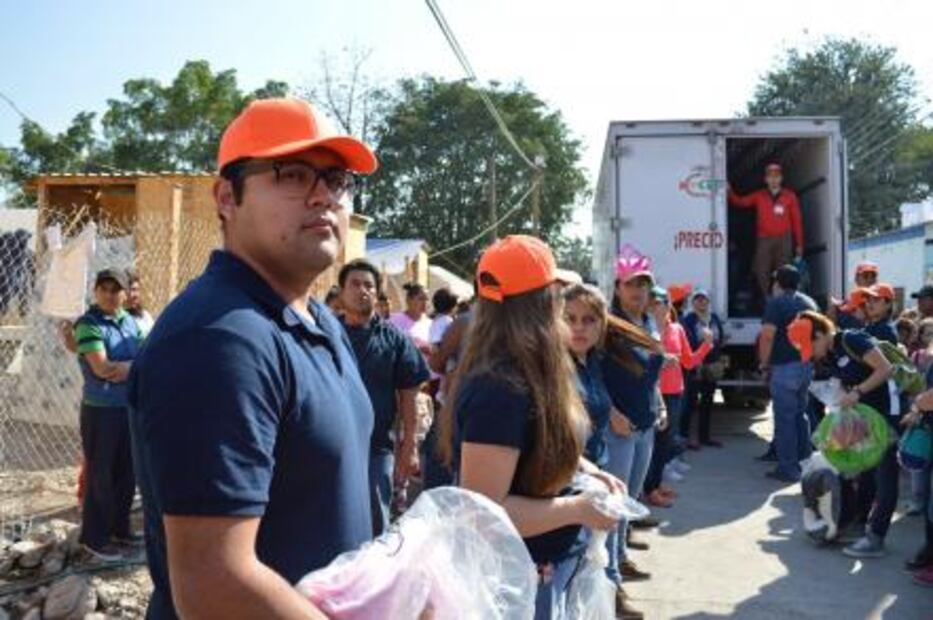 Por sus hijos, padres del Rébsamen ayudan a damnificados