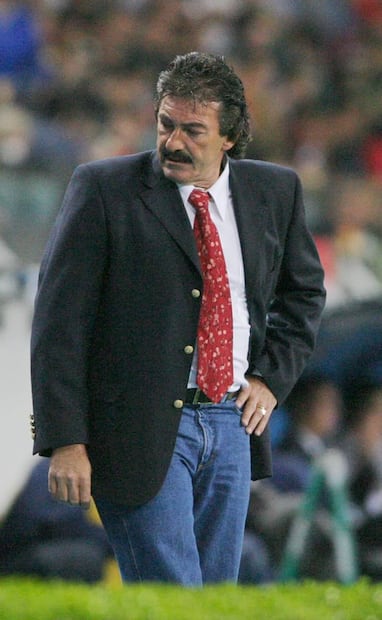Foto del 6 de febrero de 2004, del entonces entrenador de la escuadra nacional, Ricardo Antonio La Volpe. El director técnico argentino seleccionó a figuras como el guardameta Jesús Corona o el mediocampista Luis Pérez para su alineación de sub-23. Foto: Ramón Romero/EL UNIVERSAL.