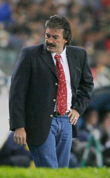 Foto del 6 de febrero de 2004, del entonces entrenador de la escuadra nacional, Ricardo Antonio La Volpe. El director técnico argentino seleccionó a figuras como el guardameta Jesús Corona o el mediocampista Luis Pérez para su alineación de sub-23. Foto: Ramón Romero/EL UNIVERSAL.