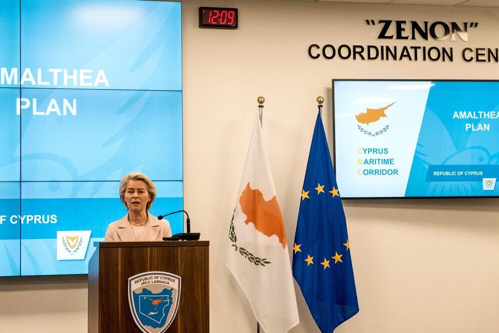 La presidenta de la Comisión Europea, Ursula Von der Leyen, en el JRCC (Centro conjunto de coordinación de búsqueda y rescate) en Larnaca, Chipre. Foto: AFP