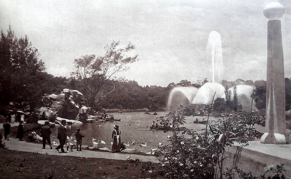 En 1925 los alrededores del kiosco, que se encuentra frente al lago de Chapultepec, contaban con una vistosa fuente y áreas verdes cuidadas como jardines. Colección Rafael Fierro Gossman.