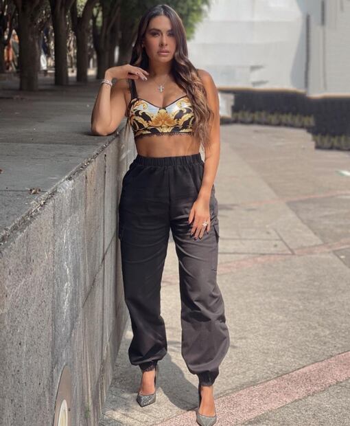 Galilea Montijo se proclama como reina de estilo con micro top estampado