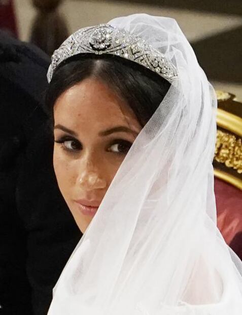 Acusan de plagio a la diseñadora de Givenchy por el vestido de Meghan Markle